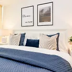 Lab-Modern 3 Bedroom Apart Near Beach