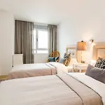 Lab-Modern 3 Bedroom Apart Near Beach